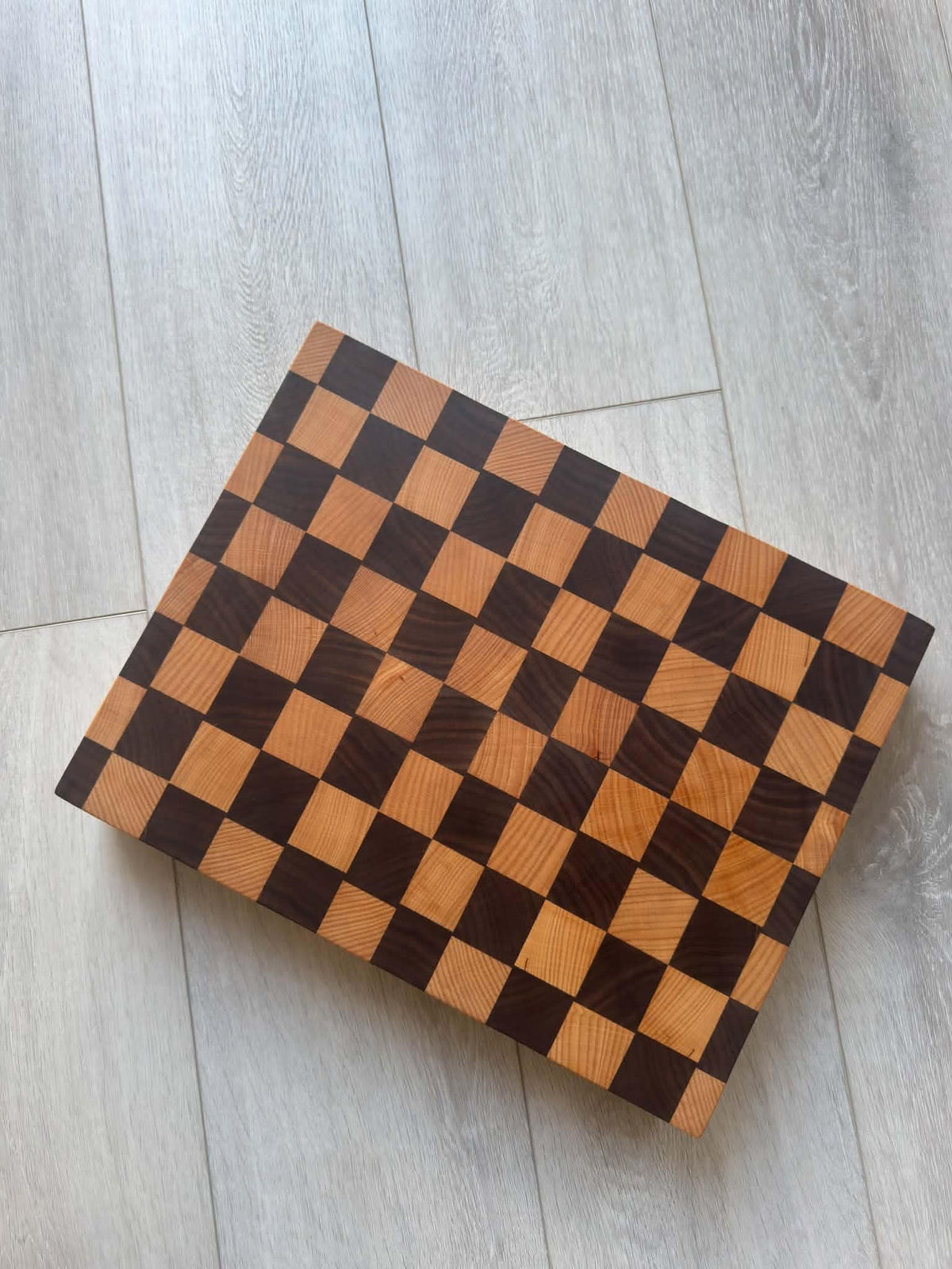 NORDEGA Black Walnut & Beech Chopping Board – 37 × 29 cm